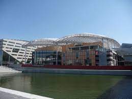 Confluence is a major shopping mall in lyon, france, opened on 4 april 2012. Le Centre Commercial Confluence Inaugure Ses Quatre Etoiles