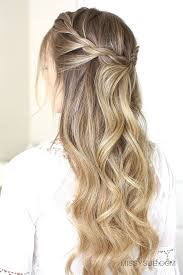 Realizza una semi coda di cavallo sui capelli ricci. 7 Ottime Idee Su Mezza Coda Idee Per Capelli Acconciature Capelli Lunghi Sposa Acconciature