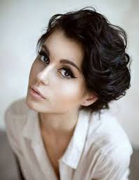 Toutes les femmes y trouveront leur compte. Coiffure Cheveux Ondules Mi Longs Automne Hiver 2016 Cheveux Ondules De Jolies Coiffures Pour Un Volume Maitrise Elle