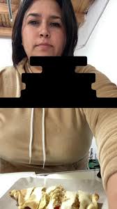 Vendiendo Empanadas Deliciosas en el Kiosko