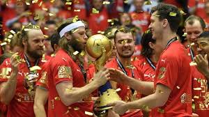 Ein junge in glasgow mit dem pokal, den er europameister bekommt. Handball Weltmeister Das Ist Das Perfekte Gold Danen Jubeln Uber Wm Sieg