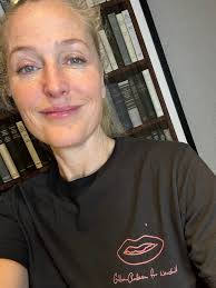 The lips are back!! 👄 This time as a self-portrait drawn by me in 2020.  Just in time for the holidays, I've designed this lips tee to raise vital  funds for War