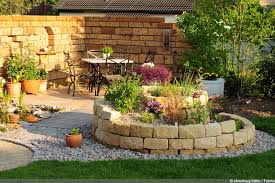 Ruinenmauer Im Garten Selber Bauen So Gelingt Eine Antike Mauer Gartengestaltung Garten Krautergarten Anlegen