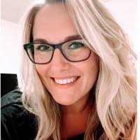 Julie Chenoweth's Instagram, Twitter & Facebook