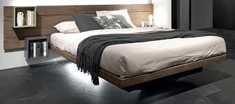 La camera da letto non è esattamene una stanza della casa ma un piccolo mondo, circoscritto da pareti ma sempre un luogo molto più ricco di presenze di una qualsiasi altro ambiente domestico. Letto Sospeso Sorvolo Fimar Con Contenitore Arredamenti Fimar
