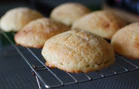 Chinese Pineapple Bun Or Bo Lo Bao A K A Japanese Melon Pan Really Easy To Make Sweet And Soft With A Pineapple Bun Asian Desserts Bread Maker Recipes