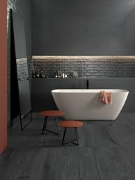 Piastrelle bianche lucide o satinate, piastrelle dai colori vivaci e frizzanti, rivestimenti in tonalità morbide e moderne. Piastrelle Per Il Bagno Il Trionfo Del Gres Effetto Cose Di Casa
