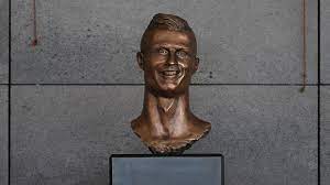 The rendering of the footballer is not the only piece that has induced mockery and outrage. Statue Von Cristiano Ronaldo Uberarbeitet
