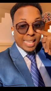 Qof aan kala garanayn Thailand iyo Taiwan, isla markaana isku dhex  yaacinaya how much iyo how many, ayaa dad hor fadhiyaan oo dhageysanayaan.  Yaab