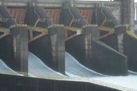 🌊 El vertedero de ITAIPU abrió sus compuertas este domingo, 28 de junio, debido a las lluvias registradas aguas arriba que provocaron la elevación del nivel del embalse hasta la cota 220,30