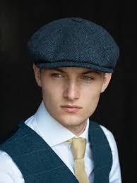 Viste elegante como un Shelby con este traje azul de tres piezas de tw