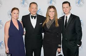 Just when the sistema needed a coronavirus poster boy along comes hanks and his wife. Tom Hanks Sohn Frau Kinder Bruder Scheidung Vermogen Grosse Wiki
