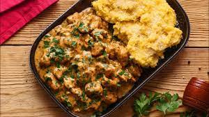 Taiem puiul julliene, il amestecam mancaruri cu carne. Piept De Pui Cu Sos De Smantana Usturoi Si Patrunjel Youtube