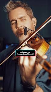 Cette derniere opus post mortem des cowboys a cette piece complètement  renversante: La fin du show. Je pense qu’à chaque fois je l’ecoute, je  verse une larme. C’est vraiment un cri du coeur de Karl ...