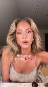 Julia Standish's Instagram, Twitter & Facebook