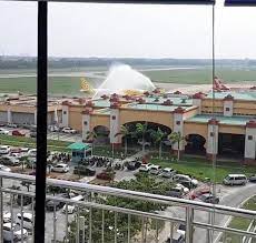 Pm najib tiba di lapangan terbang sultan ismail petra, kelantan pukul 1.40 petang ini bagi mendengar taklimat mkn mengenai situasi semasa banjir di kelantan. Kota Bharu Sultan Ismail Petra Airport Home Facebook
