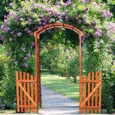Une Porte Qui S Ouvre Sur Un Petit Paradis Floral Arche Jardin Pergola Amenagement Jardin