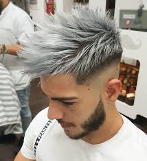 teinture grise homme et coupe de cheveux avec coté court et mèches vers le  hau...