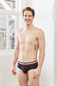 Promener son chien en ville sans laisse, cela vous tente. Comment Choisir Entre Un Slip Un Boxer Et Un Calecon