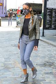 Before the day heated up, sjp kept warm in. Sarah Jessica Parker Dieser Stylische Mundschutz Hatte Carrie Bradshaws Fashion Segen Vogue Germany