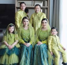 Baju couple muslim bertiga family. Ini Alasan Orang Indonesia Suka Pakai Baju Sarimbit Saat Lebaran