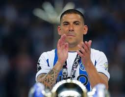 Maxi pereira on wn network delivers the latest videos and editable pages for news & events, including entertainment, music, sports, science and more, sign up and share your playlists. Maxi Pereira Deixa Mensagem De Despedida Nas Redes Sociais