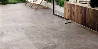 Il prezzo della resina per pavimenti esterni si aggira attorno ai 30 euro al metro quadro, cifra che può salire sulla base di esigenze specifiche. Pavimenti Per Esterni Centroedile Milano