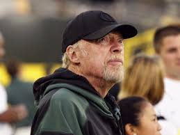 Nike Founder Phil Knight Profile