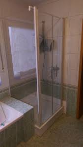 Pendeltur Mit Verkurzter Seitenwand Neben Der Badewanne Wc Trennwande Dusche Duschkabine