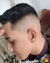 O cabelo fade mid começa sua marcação de degradê mais alto, mas ainda no meio da cabeça. Balao Du Corte Mid Fade Fade Disfarce Facebook
