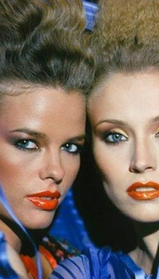 THE EYES OF LAURA MARS 🖤1978 , hands down one of my favorite fashion  movies of all times…murder, fashion, mystery, Faye Dunaway and the decadent  photoshoots of the 70’s...what else is there? with both ...