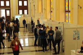 Studenţii sunt mai atraşi de facultăţile unde intră pe baza mediei de la bacalaureat şi a unui eseu motivaţional decât să înfrunte greutăţile unui examen de admitere. Mai Multe Locuri La Buget Si Admitere Pe BazÄƒ De Dosar La Majoritatea FacultÄƒÈ›ilor Din Ucv Stiri Din Craiova Si Oltenia