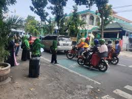 Maybe you would like to learn more about one of these? Tidak Hanya Edukasi Di Sekolah Madrasah Guru Nu Di Kab Nganjuk Juga Mengedukasi Dan Bakti Sosial Di Pinggir Jalan Raya Pp Pergunu