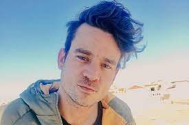 Tinelli se fue de san lorenzo para volver a la tv, gastó una fortuna en producción, y está perdiendo por más de 20 puntos contra un muchacho que come un solomillo de tierra y una merluza con. Chano Moreno Carpentier Los Escandalos En La Vida De Un Artista En Constante Batalla Con Sus Adicciones La Nacion