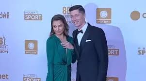 Na gali robertowi towarzyszyła żona, anna lewandowska, którą piłkarz także wymienił w podziękowaniach. F5wkfwi Swx70m
