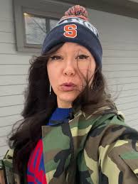 Can you give me an AMAZING winter backdrop and pinker lips. Thanks!!