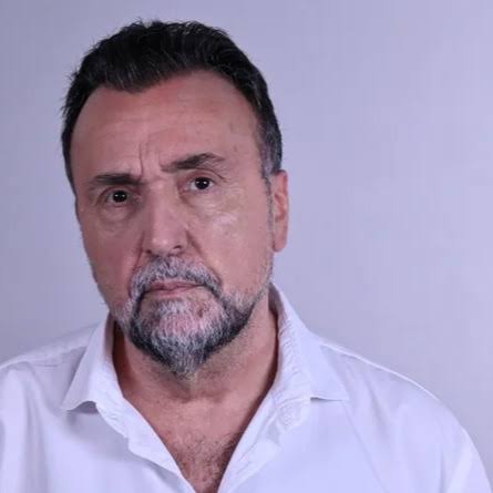 Nuestro Roberto Navarro ya está en su casa. Como es de esperar, debe seguir  en reposo y volver a hacerse una tomografía en una semana para el alta  definitiva. Lo que pasó