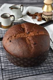 In questo caso fatto con impasto lievitato soffice, gocce di cioccolato e glassa ricetta panettone al cioccolato. Panettone Veloce Al Cacao Barbell Cakes