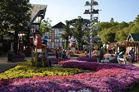 Gramado em agosto é uma cidade fria, com clima europeu e a presença de muitos turistas. O Que Fazer Em Gramado No Mes De Agosto Gnb Turismo Serra Gaucha