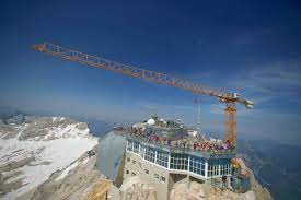 Arbeiter und urlauber drängten sich im gebäude und auf der terrasse. Zugspitze Neue Seilbahn Zum Gipfel