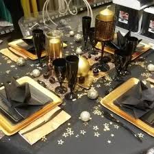 Table De Fete Zodio Ambiance Chic Et Classe En Or Et Noir Deco Jour De L An Deco Table Anniversaire Decoration Table De Noel