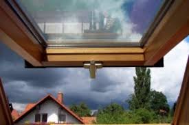 Auch In Der Dachschrage Lassen Sich Vorhange Anbringen Dachfenster Gardinen Fur Dachfenster Alte Fenster