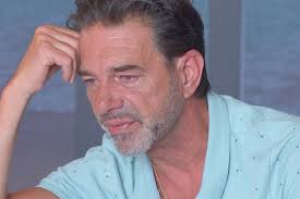 Verdrietige Robert in zak en as in De Bondgenoten - Love & Reality
