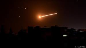 Israel llevó a cabo ayer una serie de potentes ataques aéreos en siria donde bombardeó objetivos militares sirios e iraníes, pero uno de sus aviones fue derribado por las baterías antiaéreas generando un incidente que reavivó la tensión entre los tres países como no se veía en años. Siria Acusa A Israel De Bombardeo En Latakia El Mundo Dw 05 05 2021