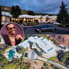 Well-Known Hiphop Artist MC Hammer Made A Big Mistake By Investing In A $30  Million Mansion In Fremont That Led Him To Bankruptcy 🏠❌. Photos in  Comments. MC Hammer bought a fancy