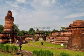 Candi muara takus ini terletak di desa muara takus ,kecamatan xii koto kampar atau kurang lebih 135 km dari kota pekanbaru ,jarak antara kompleks candi muara takus ni dengan pusat desa muara takus berkisaran sekitar 2.5 km dan tidak jauh dari pinggiran sungai kampar kanan. Candi Yang Terlupakan Di Tanah Sumatera Kedai Kopi
