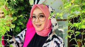 Suami rina gunawan, teddy syah, menyatakan bahwa istrinya sempat dirawat sepekan di icu rumah sakit pertamina simprug sebelum meninggal dunia pada selasa (2/3). Hsxx7npkili Lm