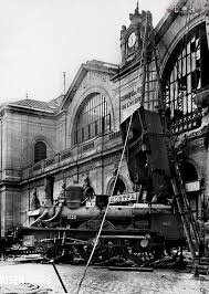 Accident De La Gare Montparnasse Relevage Train Paris Train Wreck