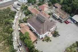 Gedung juang tambun dibangun dengan dua tahap oleh seorang baba bangsawan dan tuan tanah, khouw tjeng kee, luitenant der chinezen. Gedung Juang Magnet Baru Pariwisata Bekasi