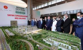 Abe, cumhurbaşkanı erdoğan'ın, hastaneyi başakşehir çam ve sakura şehir hastanesi olarak adlandırdığını hatırlatarak, sağlık ve enerjiyi andıran çam ağacıyla, japonya'nın sembolü olan sakura, yani kiraz çiçeğini isminde bulunduran bu hastanenin i̇stanbul halkına sonsuza dek sağlık ve. Basaksehir Cam Ve Sakura Sehir Hastanesi Acildi Toki Haber
